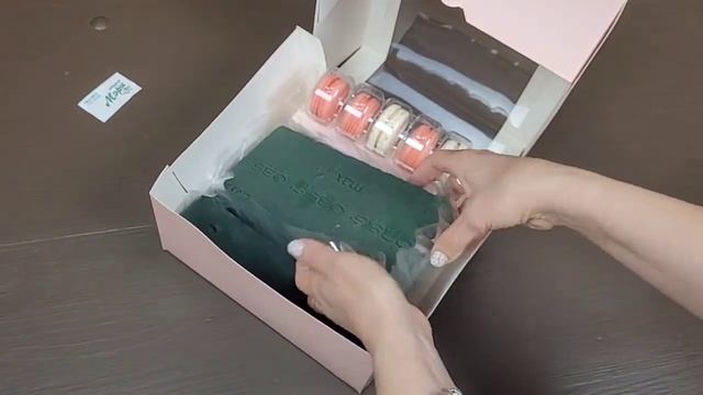 Композиция из обрезков и цветочного лома с добавлением сладостей смотреть онлайн
