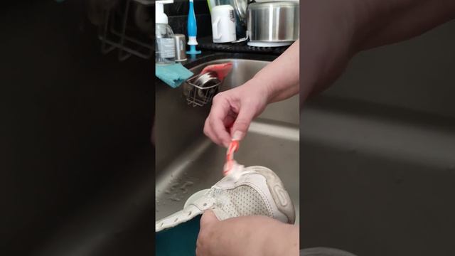 Чистка старых кроссовок смотреть онлайн