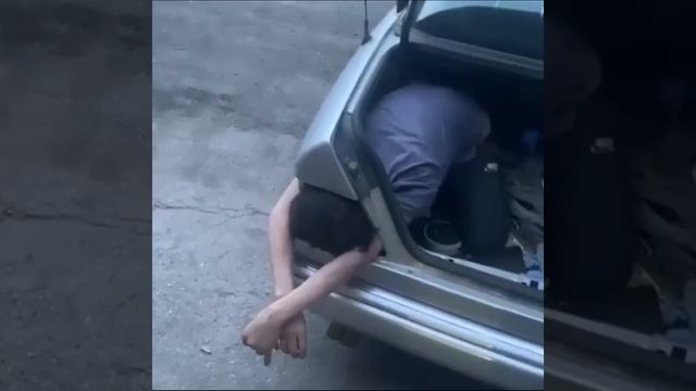 Вылезти из багажника через отверстие для фонаря? Да с таким номером можно в цирке выступать!