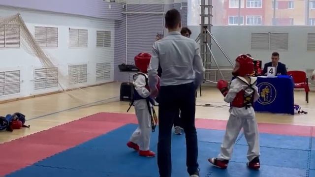 Соревнования по тхэквондо. Карим 8 лет. Спарринг. Пойнт. 1-е место смотреть онлайн