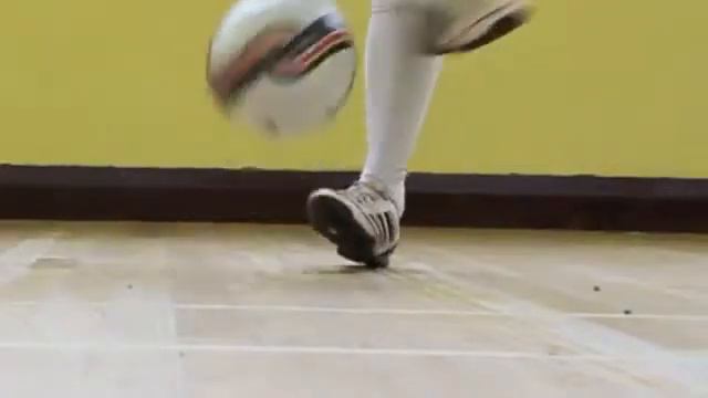 Learn Ronaldinho flick up trick - Football Soccer Skills смотреть онлайн