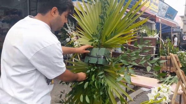 How to make large scale flowers and flower baskets with fresh flowers?