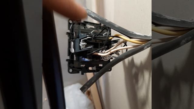 Двухклавишный выключатель Legrand с индикатором, (подсветкой клавиш), разбор подключения. смотреть онлайн