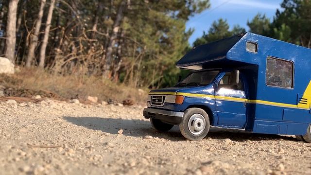 Blown up Ford Mobile Home made of Plasticine Clay смотреть онлайн