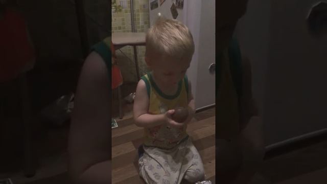 The Child Opens A Chocolate Egg. To Look At All. Малыш открывает шоколадное яйцо.Свинка Пеппа