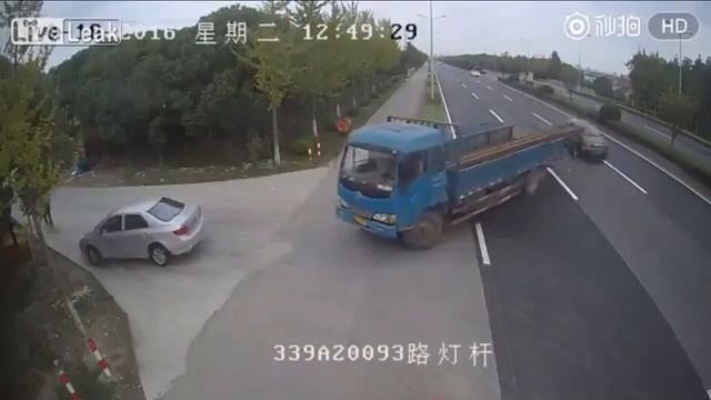 Снёс крышу внедорожнику металлической трубой. Ужасные кадры. смотреть онлайн