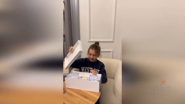 Дочка Ксении Бородиной Теона получила подарок за хорошую учебу! смотреть онлайн