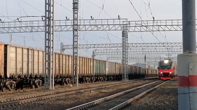 Электропоезд ЭП2Д-0205 прибывает на ст. Синеглазово смотреть онлайн
