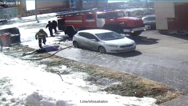 Шланг вырвался у пожарных в Томске смотреть онлайн