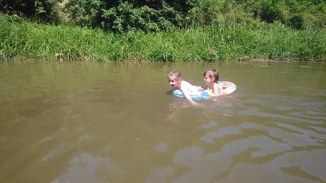 Купаемся на речке Мурафа смотреть онлайн