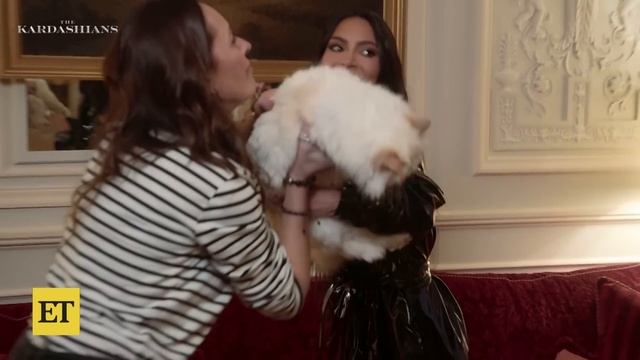 Kim Kardashian REACTS to Karl Lagerfeld's Cat’s HISS at Her смотреть онлайн