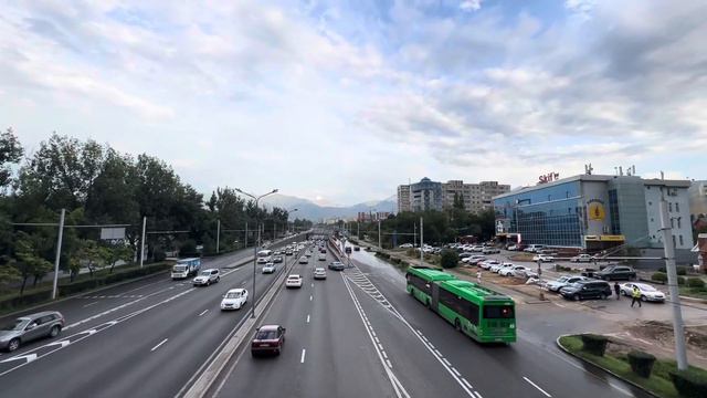 Любимый город Алматы. Движение на улице Саина. 21 июля 2023. Kazakhstan. Almaty. July 2023 смотреть онлайн