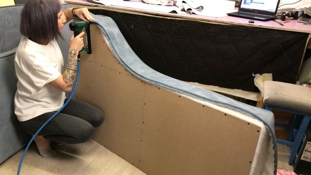 Кровать в мягкой обивке с кантом / Upholstered bed with piping смотреть онлайн