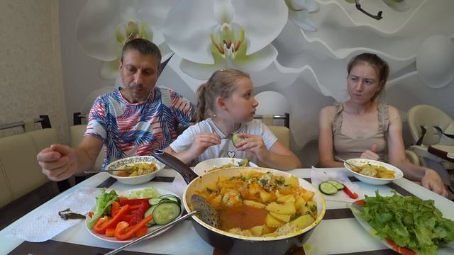 МУКБАНГ КАРТОФЕЛЬ С ФРИКАДЕЛЬКАМИ НА УЖИН / МАМА ВОРЧУХА#mukbang #мукбанг