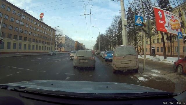Последствия ДТП на Свердлова у автосалона Пежо смотреть онлайн
