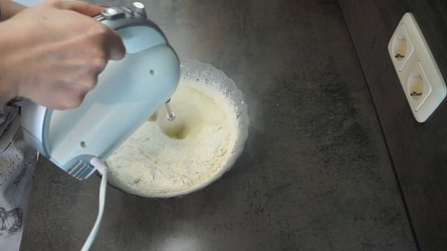 ПОТРЯСАЮЩИЙ ЛИМОННЫЙ КЕКС С ГЛАЗУРЬЮ.АРОМАТНЫЙ,ПРОСТОЙ В ПРИГОТОВЛЕНИИ. смотреть онлайн
