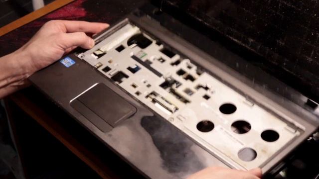 Измеряем с помощью мультиметра температуру циркуляции воздуха ноутбука. Выключается от перегрева. смотреть онлайн