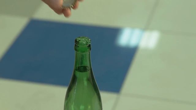 Как листом бумаги открыть бутылку. Лайфхак. Мелочи жизни. смотреть онлайн
