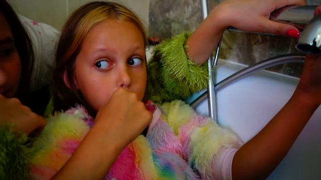 24 часа в ВАННОЙ Челлендж! Ночь в Туалете! смотреть онлайн