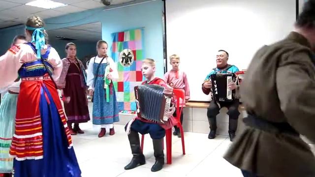 Мальчик-гармонист из Железногорска - попурри и "Катюша" смотреть онлайн