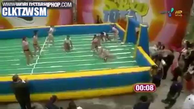 В надувном бассейне играют в футбол симпатичные девушки смотреть онлайн