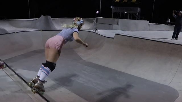 EXTREME ROLLER SKATE GIRLS TAKE OVER THE SKATEPARK!!