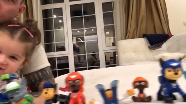 Теона забрала телефон у папы тоже хочет поснимать смотреть онлайн