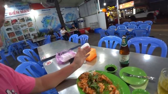 НОЧНАЯ ЖИЗНЬ в Нячанге - отдых и развлечения во Вьетнаме вечером, уличная еда. Все-таки не Таиланд? смотреть онлайн