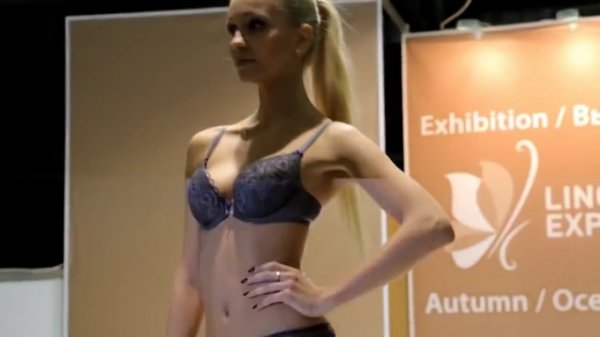 Русские девушки фотомодели. Показ купальников.