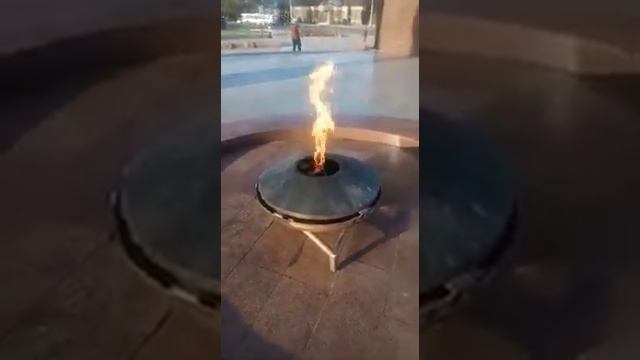 Возле Вечного огня в Бишкеке мусор смотреть онлайн