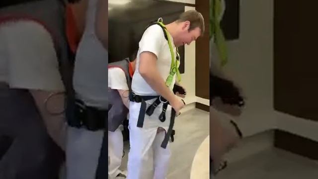 Как правильно надевать страховочную привязь и закрепить строп. смотреть онлайн