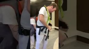 Как правильно надевать страховочную привязь и закрепить строп.