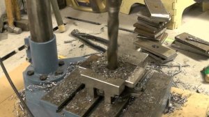 Сверлильный станок в работе