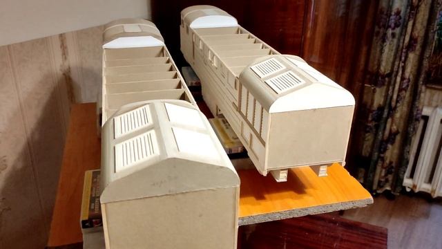 2ТЭ116(СССР) из картона. Задние части крыш кузовов с верхними жалюзи холодильников. смотреть онлайн