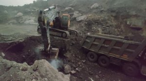 Hyundai Mining Excavator R480LC-9S performing Coal Loading