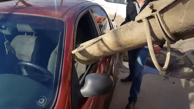 Мужчина забетонировал машину жены, решившей сменить фамилию смотреть онлайн