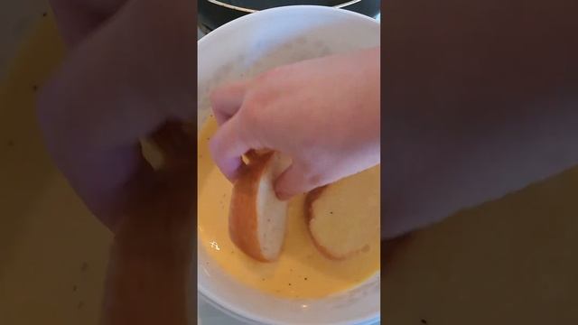 Жареный батон в яйце с молоком. смотреть онлайн