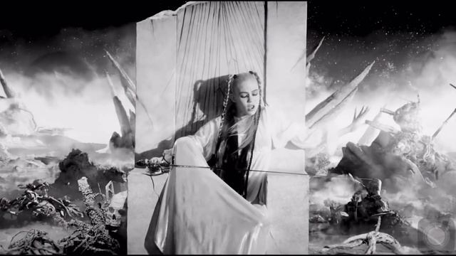 Grimes - New Gods (Official Video) смотреть онлайн