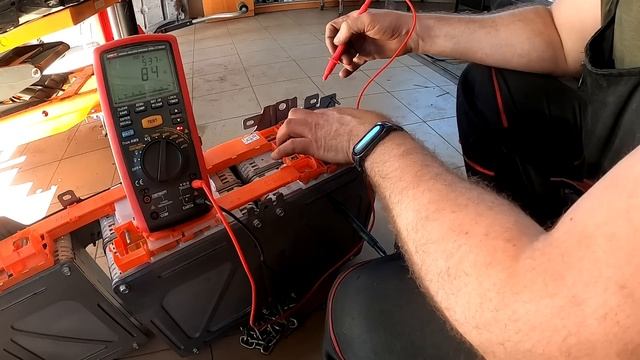 Устранение заводского дефекта батареи Nissan Leaf ZE1. Ошибки P0AA6, P31E7. смотреть онлайн