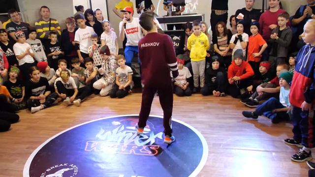 отбор bboy Кирилл Пашков vs bgirl ? - брейкданс батл WINTER WARS 2020 смотреть онлайн