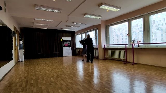 Simple sequence of the cross-step waltz (кросс-степ вальс). смотреть онлайн