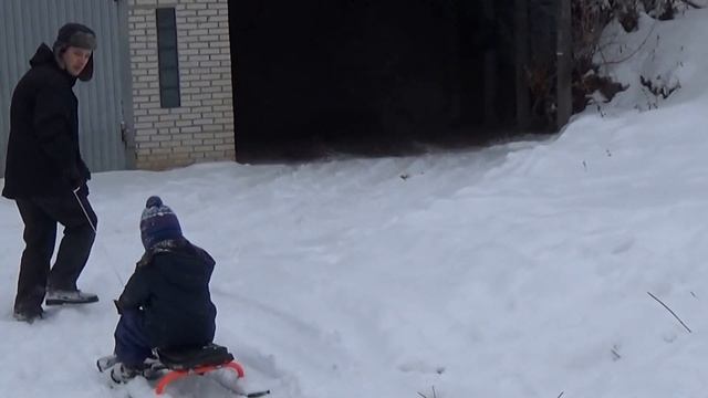 КАТАЕМСЯ НА СНЕГОКАТЕ