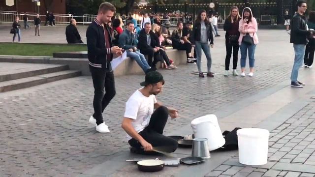 Уличный барабанщик в Москве смотреть онлайн