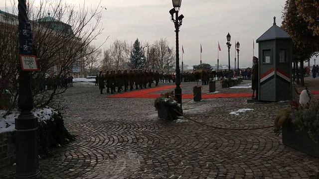 Почетный караул у президентского дворца в Будапеште смотреть онлайн