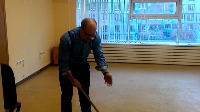 Бизнес-тренер моет полы в офисе | Антон Прасковьин смотреть онлайн