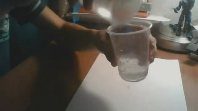Фокус со стаканчиком и водой! смотреть онлайн