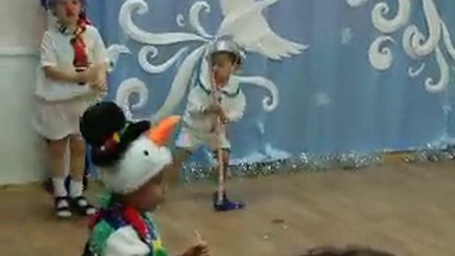 танец снеговиков 3.avi смотреть онлайн