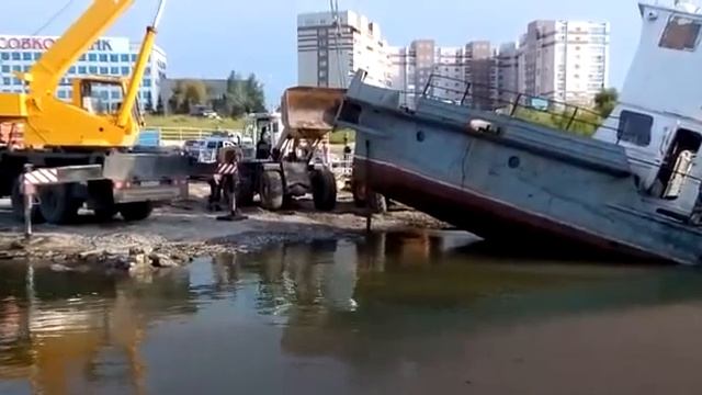 Утонул катер «Марс» у пляжа «Ремикс» в Бердске смотреть онлайн