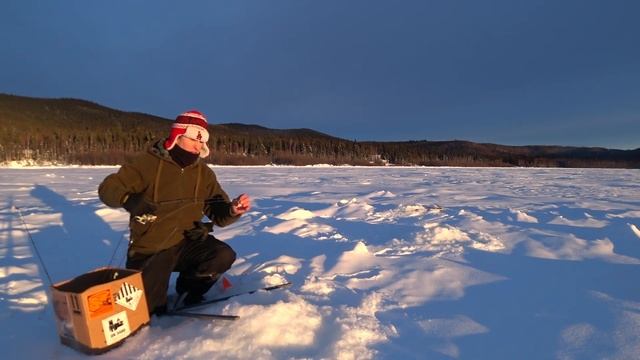 Рыбалка в глухозимье на Аляске.Лёд 90 см. смотреть онлайн