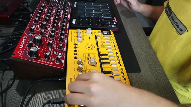 Behringer Neutron + TD 3 Techno Liveset